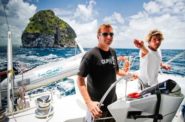 Escapade catamaran au pied du Rocher du Diamant