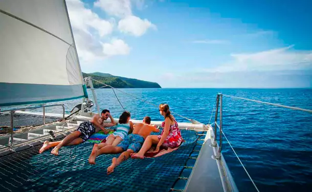 Escapade catamaran au pied du Rocher du Diamant