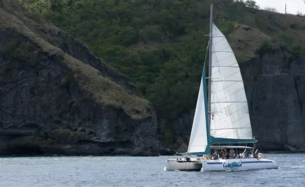 Escapade catamaran au pied du Rocher du Diamant