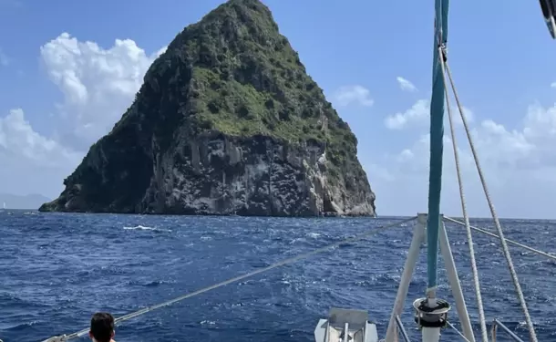Escapade catamaran au pied du Rocher du Diamant