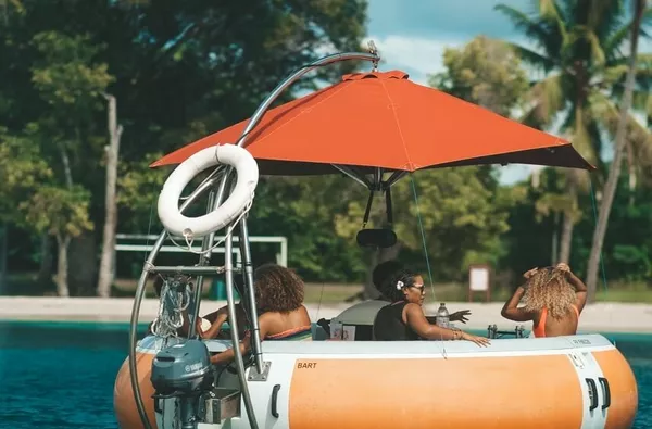Relaxing adventure aboard a donuts boat (boat without licence)